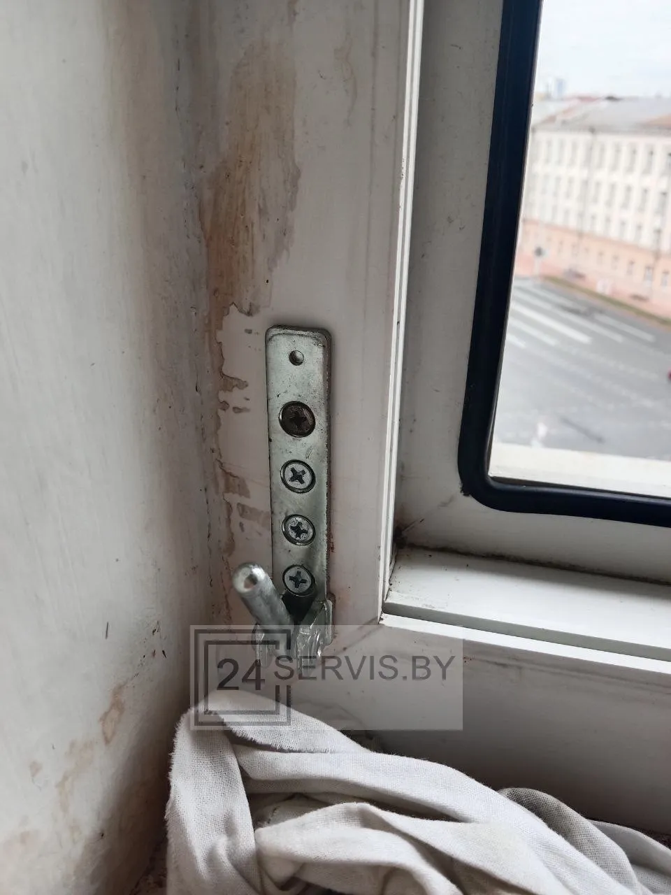 замена петли пластикового окна